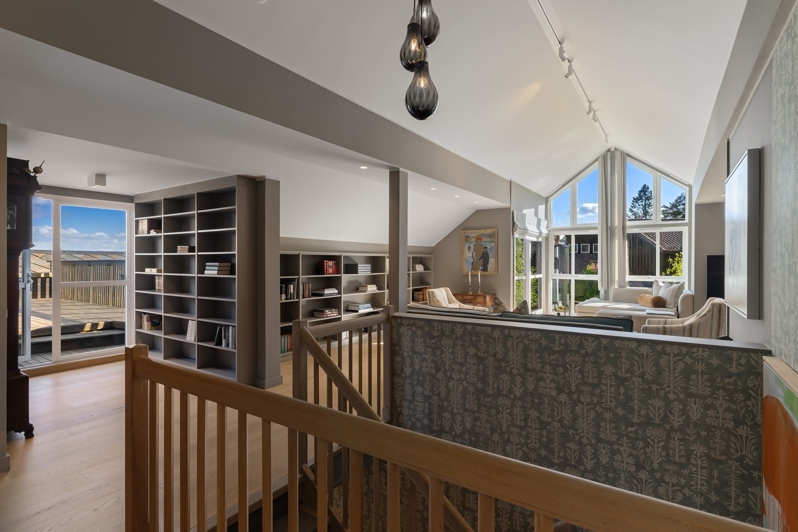 Leilighetens toppetasje, består bl.a. av stor og vakker stue, takterrasse, 2 soverom og baderom. Galleribilde