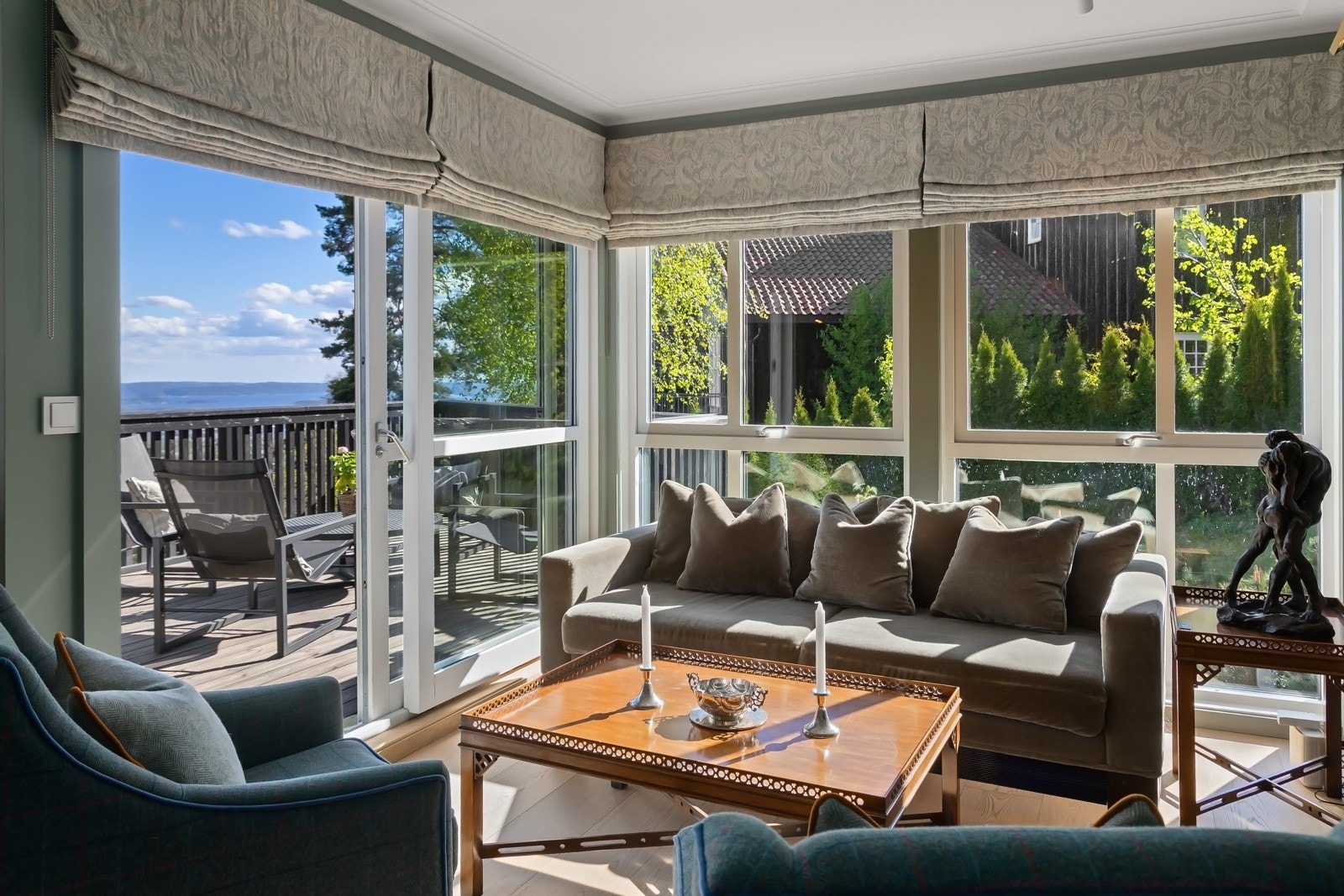 Stue 1 - med store vindusflater og direkte utgang til romslig utsiktsterrasse. Galleribilde