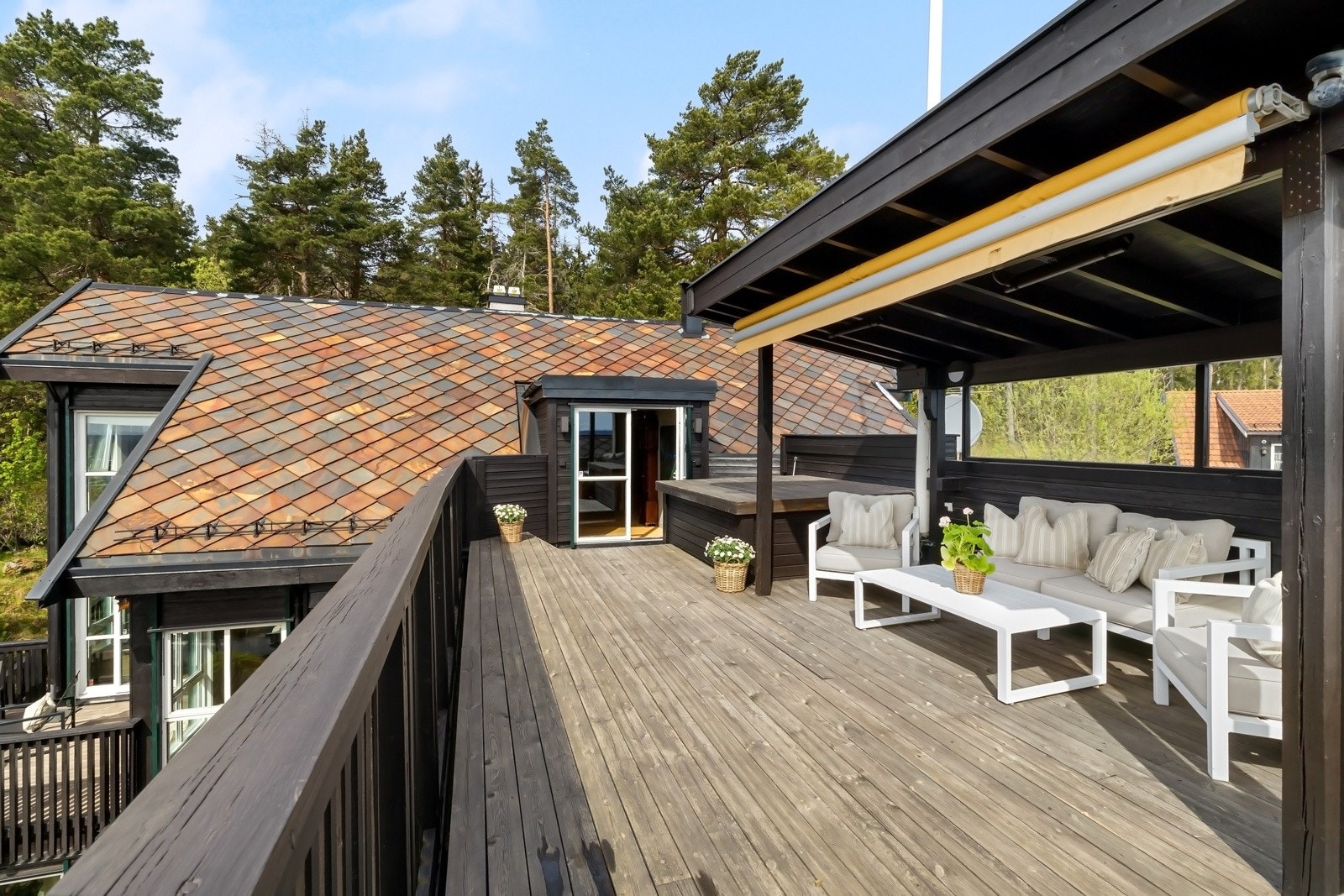 Takterrassen har utgang fra stue i toppetasjen, og er på hele ca 32 kvm. Det er etablert markise og flaggstang på terrassen. Galleribilde