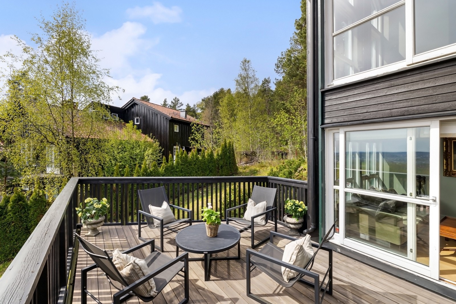 Terrasse 1 - er på ca 19 kvm, og har vakker utsikt mot byen og deler av fjorden. Galleribilde