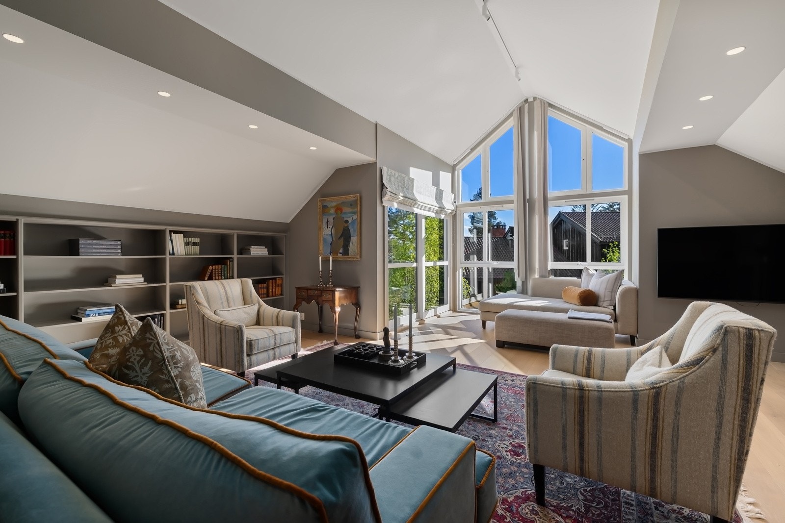 Leiligheten går over 2 etasjer, og holder en gjennomgående meget god standard etter betydelig oppgraderinger gjennomført i 2021. Galleribilde