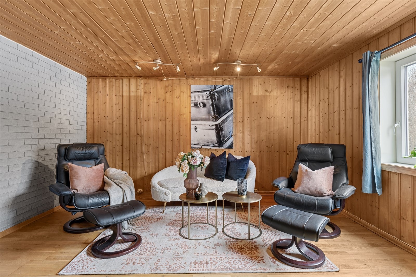 Kjellerstue for avslapning og hygge, hvor hver krok inviterer til koselige stunder. Galleribilde