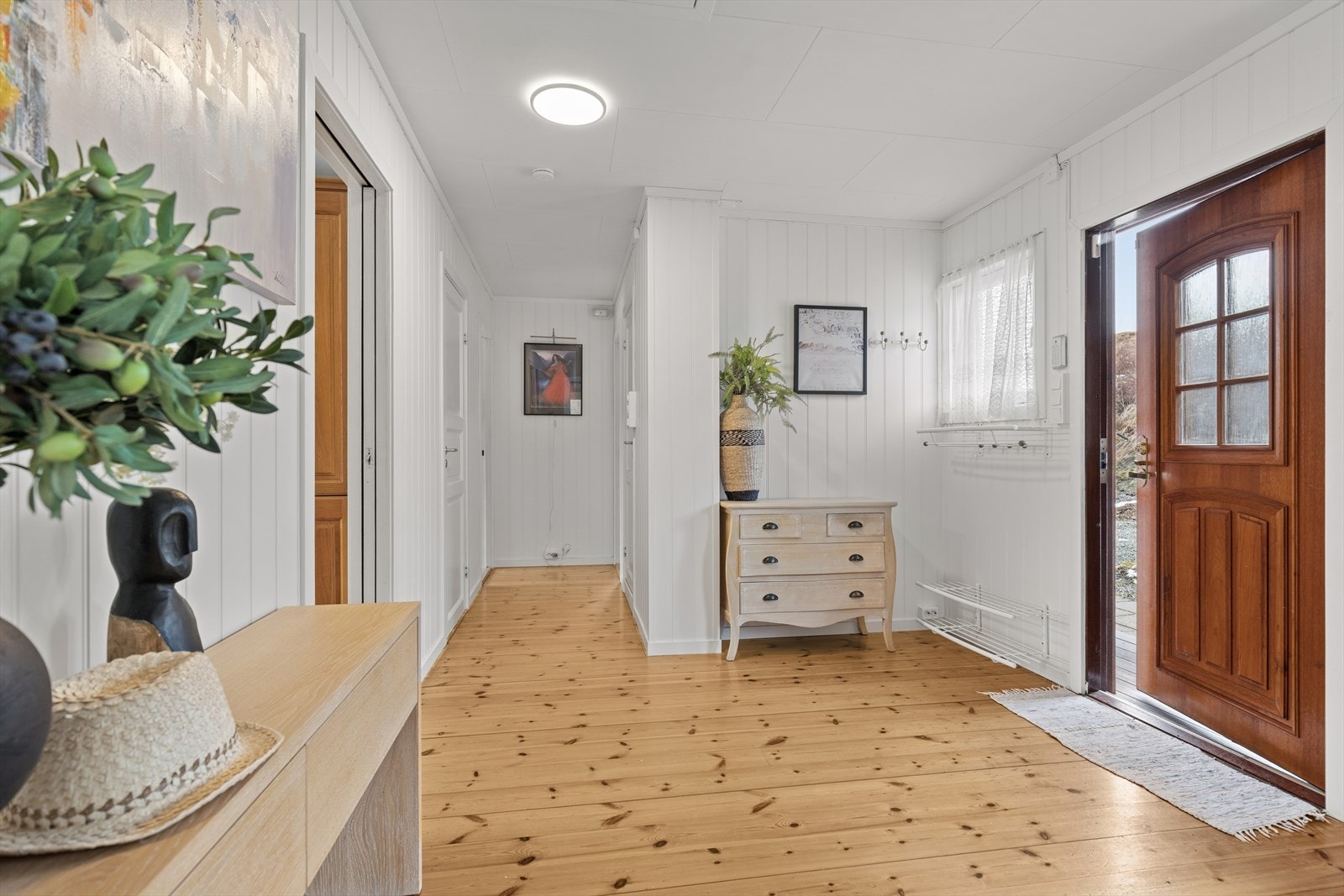 Her ønskes man velkommen inn i en lys, innbydende og romslig entré. Galleribilde