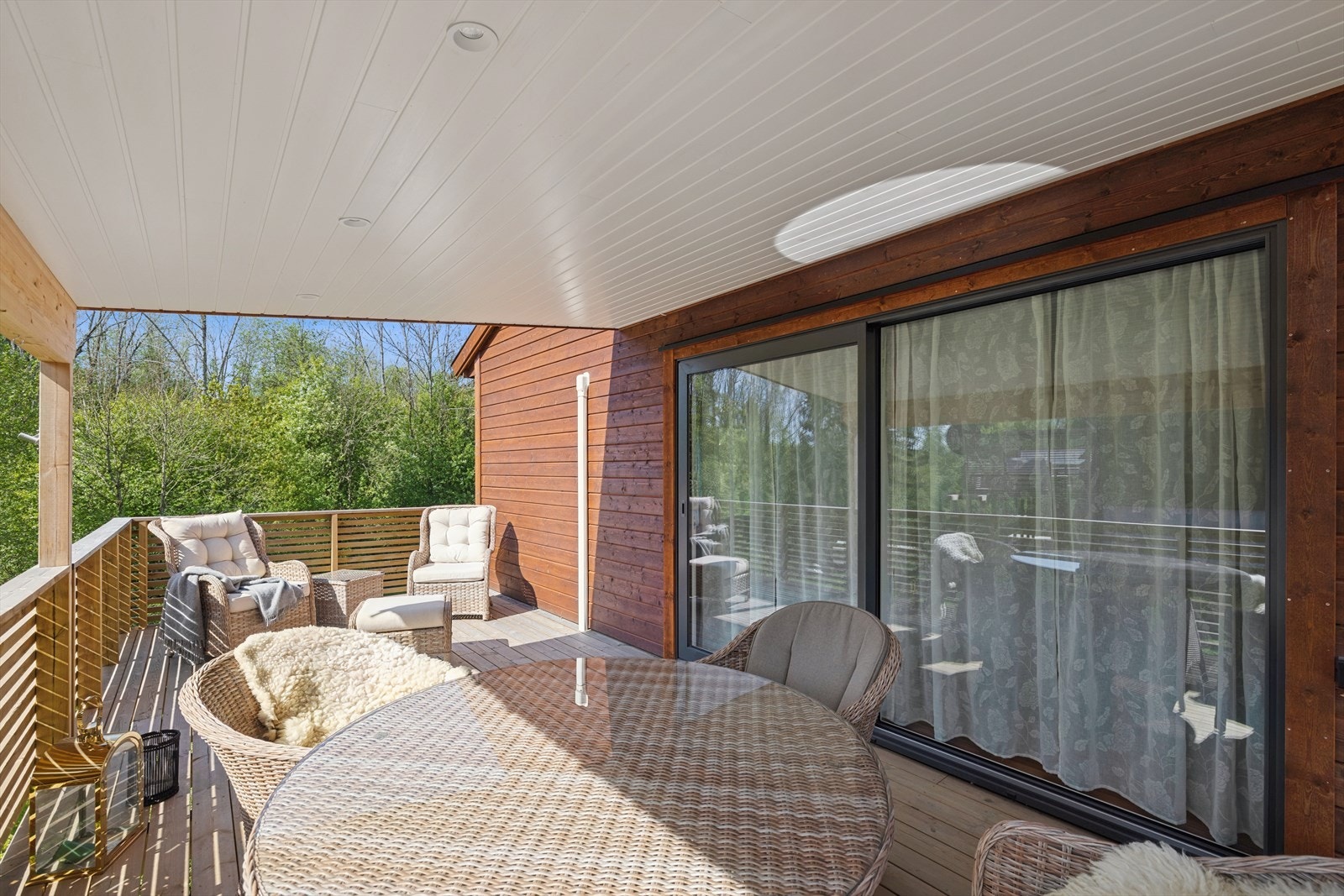 Skyvedør fra stuen og ut til overbygd terrasse. Galleribilde