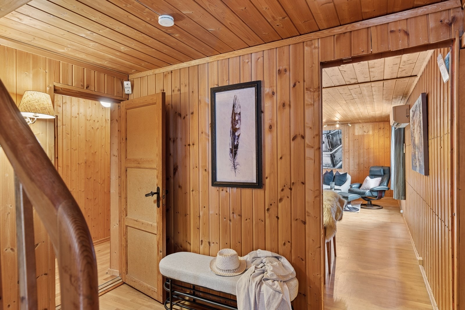 Entre/gang i underetasje med inngang til kjellerstue. Galleribilde