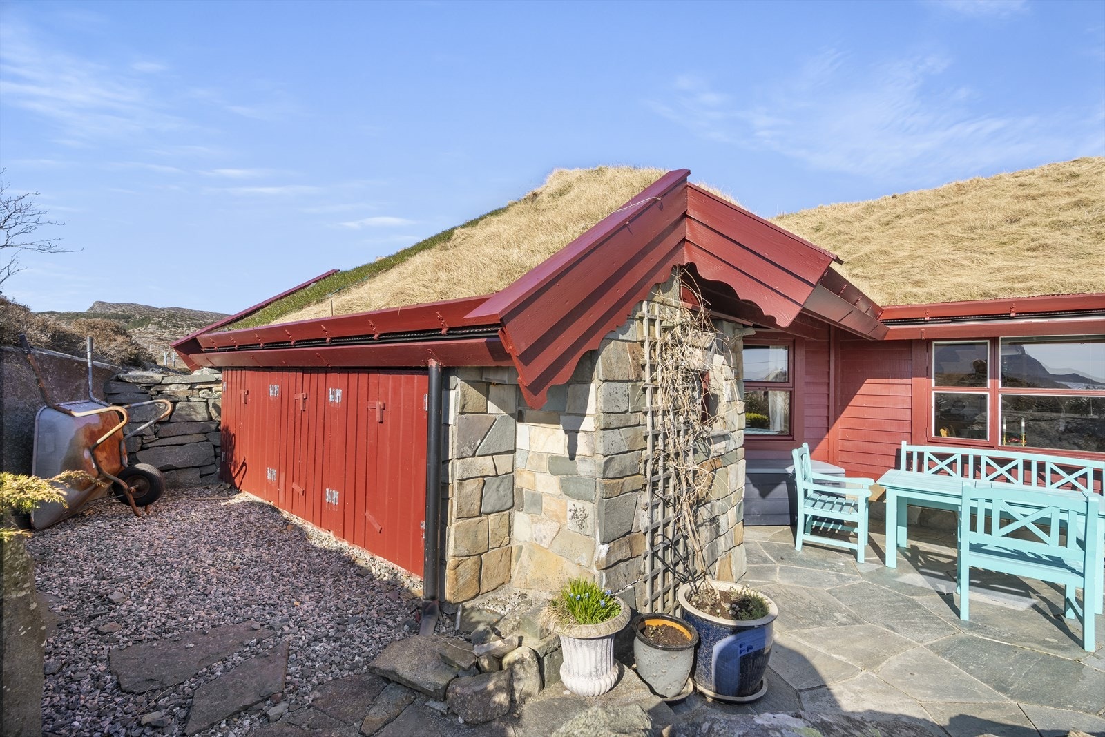 I enden av hytta er det praktiske lagerrom. Galleribilde