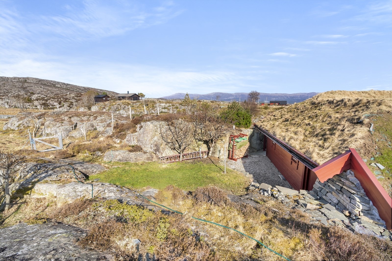 Eigedomen er inngjerda, og det er fleire porter slik at ein slepp å gå rundt Galleribilde