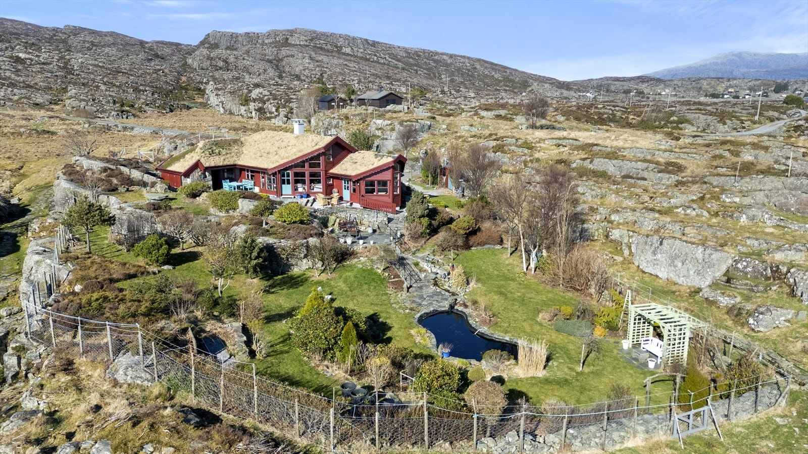 Den 1,6 mål store eigedomen er fantastisk flott og eigar har skreve bok om korleis hagen er planlagt og opparbeidd. Galleribilde
