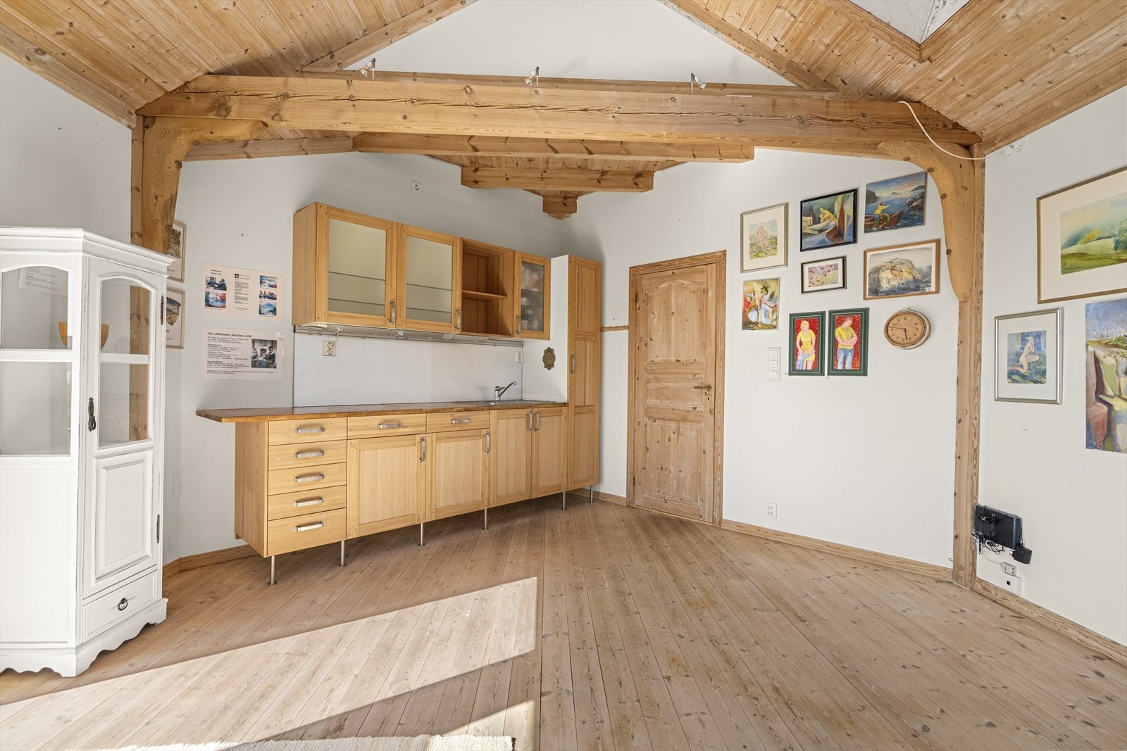 Atelier/soverom med kjøkkendel Galleribilde
