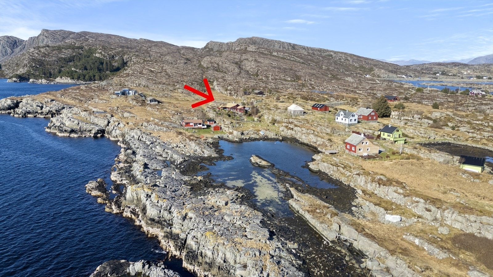 Like ved eigedomen er det fine badeviker. Ihht skøyte er det rett til vinteropplag og båtfeste for liten båt/robåt. Galleribilde