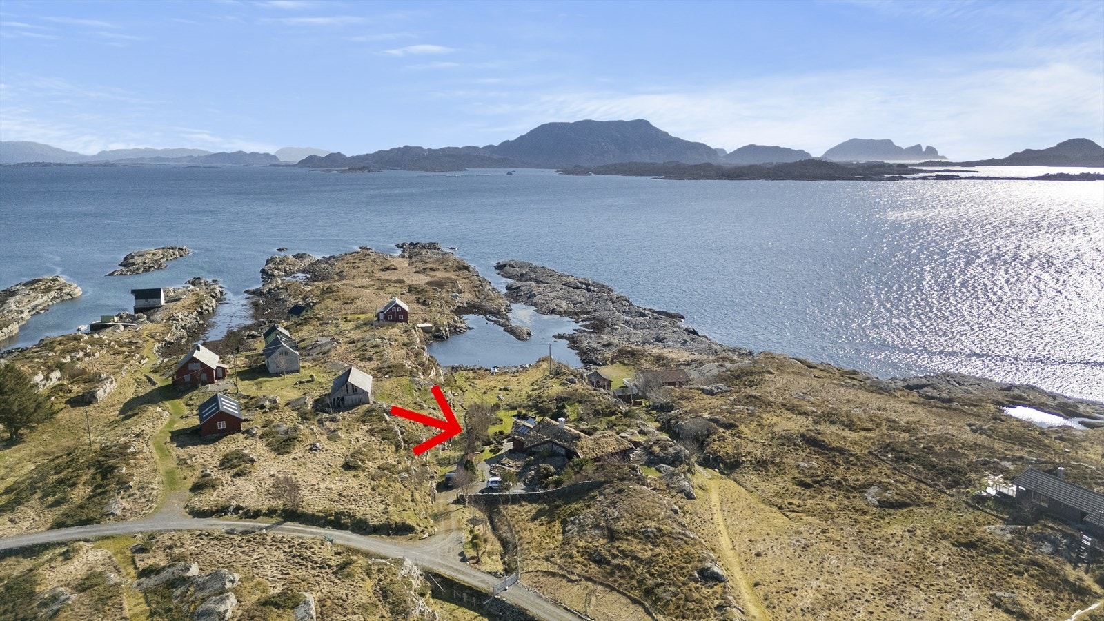 Eigedomen ligg berre nokre meter frå sjøkanten og med flott utsikt mot Kinnaklova Galleribilde
