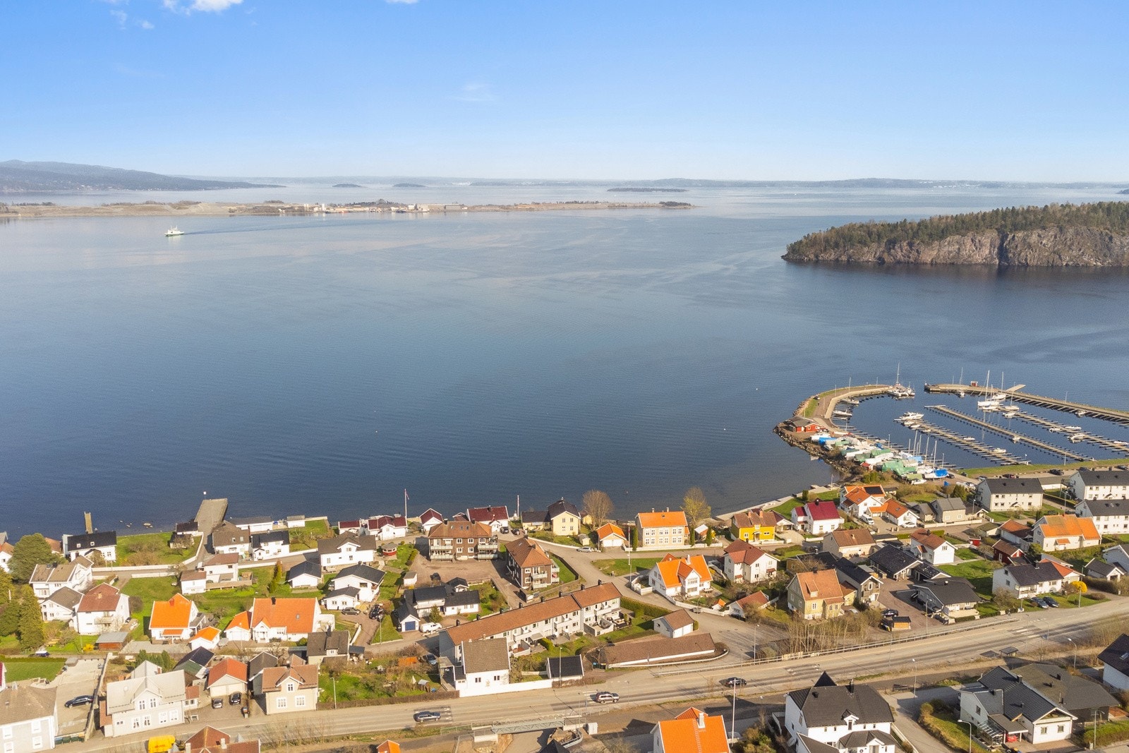 Det er utsikt mot fjorden og kort vei til båthavn. Galleribilde