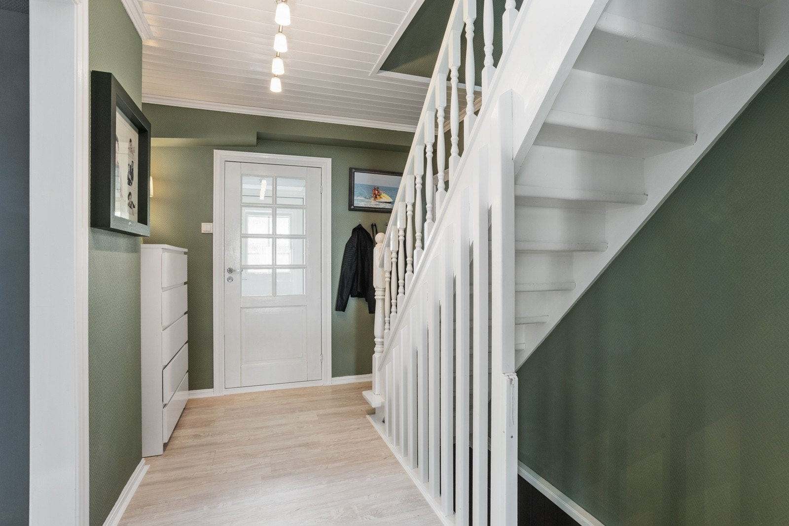 Trappegang med oppbevaringsplass og adkomst til alle etasjer. Galleribilde