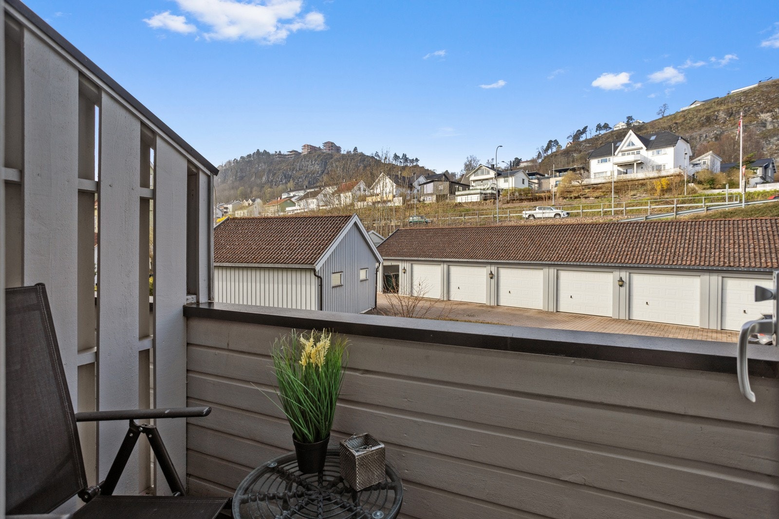 Det er balkong på ca. 2 kvm med utgang fra trappegangen i 2.etg. Her får du flott utsikt over området. Galleribilde