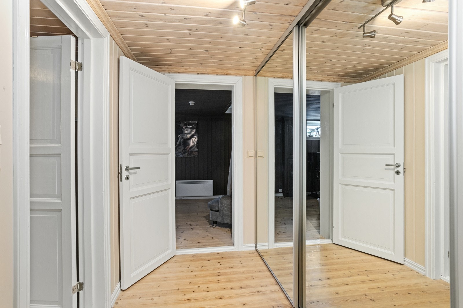 Gang i kjeller med skyvedørsgarderobe. Galleribilde