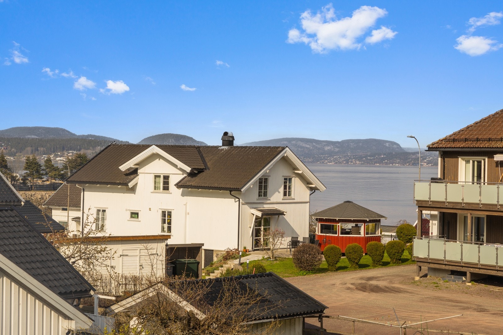 Fra boligen er det utsikt ned mot fjorden. Galleribilde