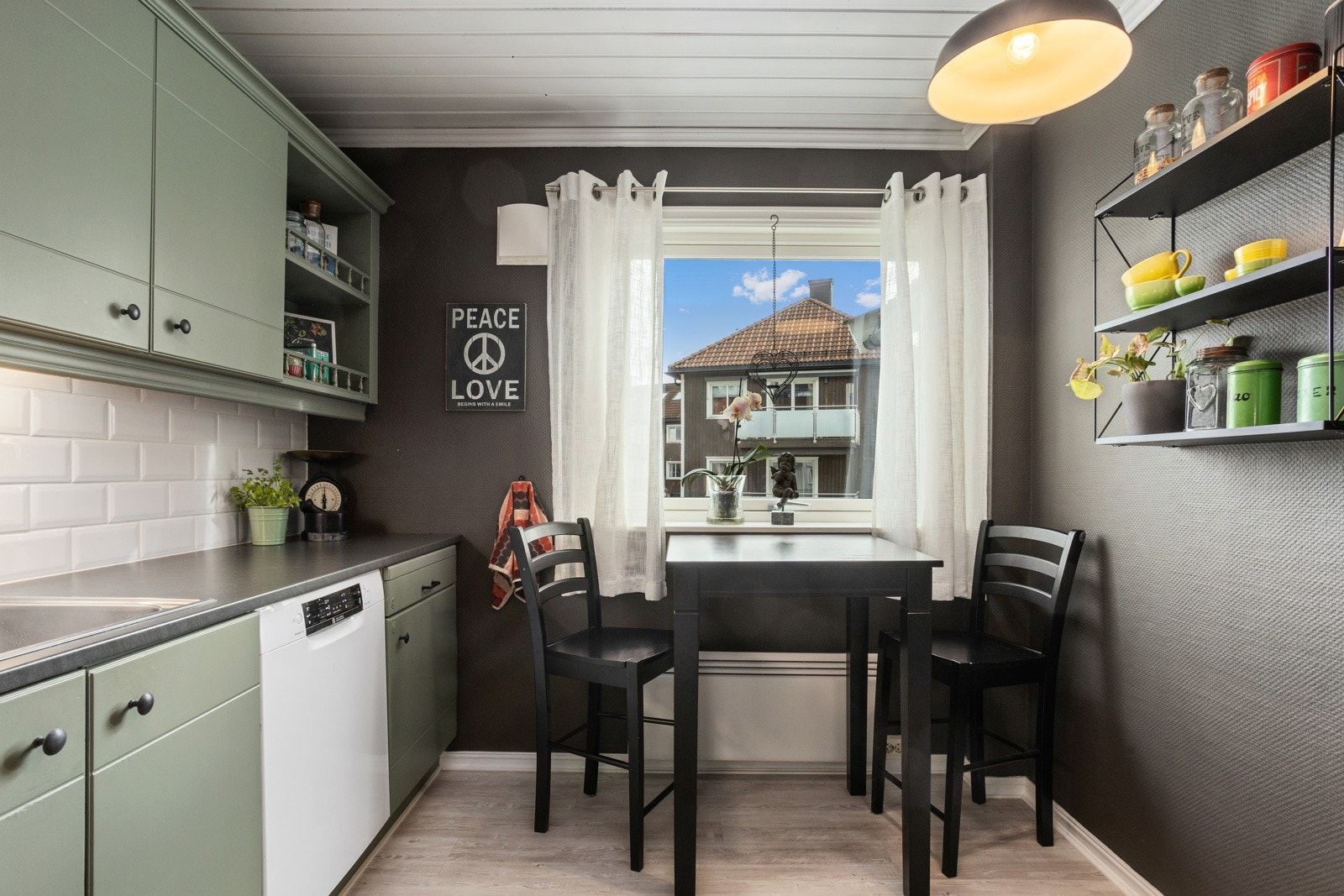Godt lysinnslipp fra stort vindu mot hagen, og plass til et lite spisebord under. Galleribilde