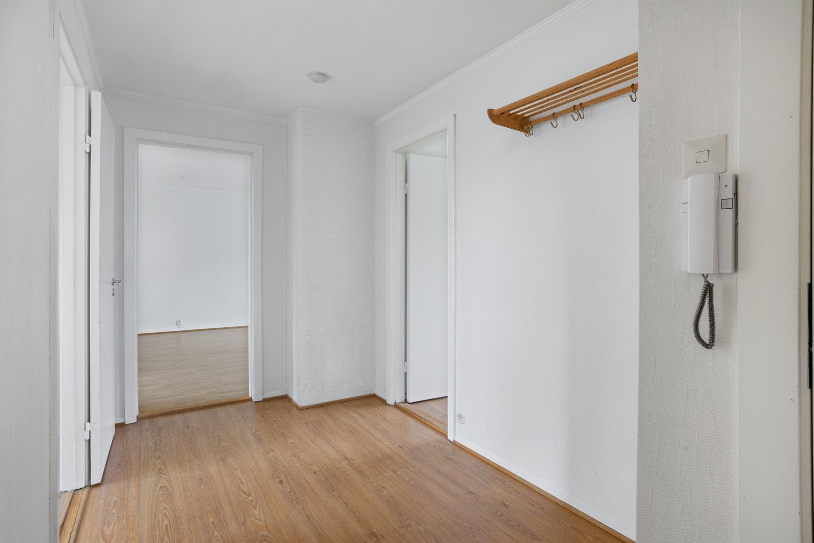 Gangen har oppheng for klær og plass til skap. Soverom nummer to ligger inn til høyre. Galleribilde