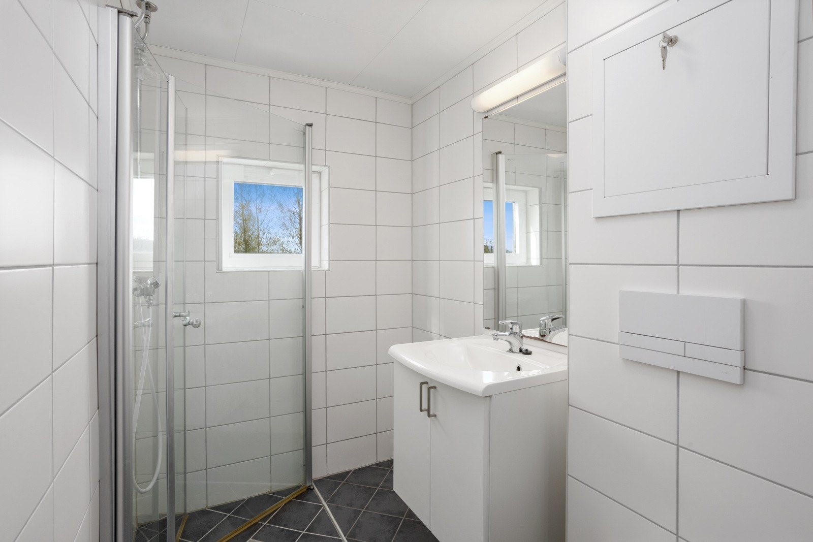 Dusjdørene kan svinges inn for plassoptimalisering. Galleribilde