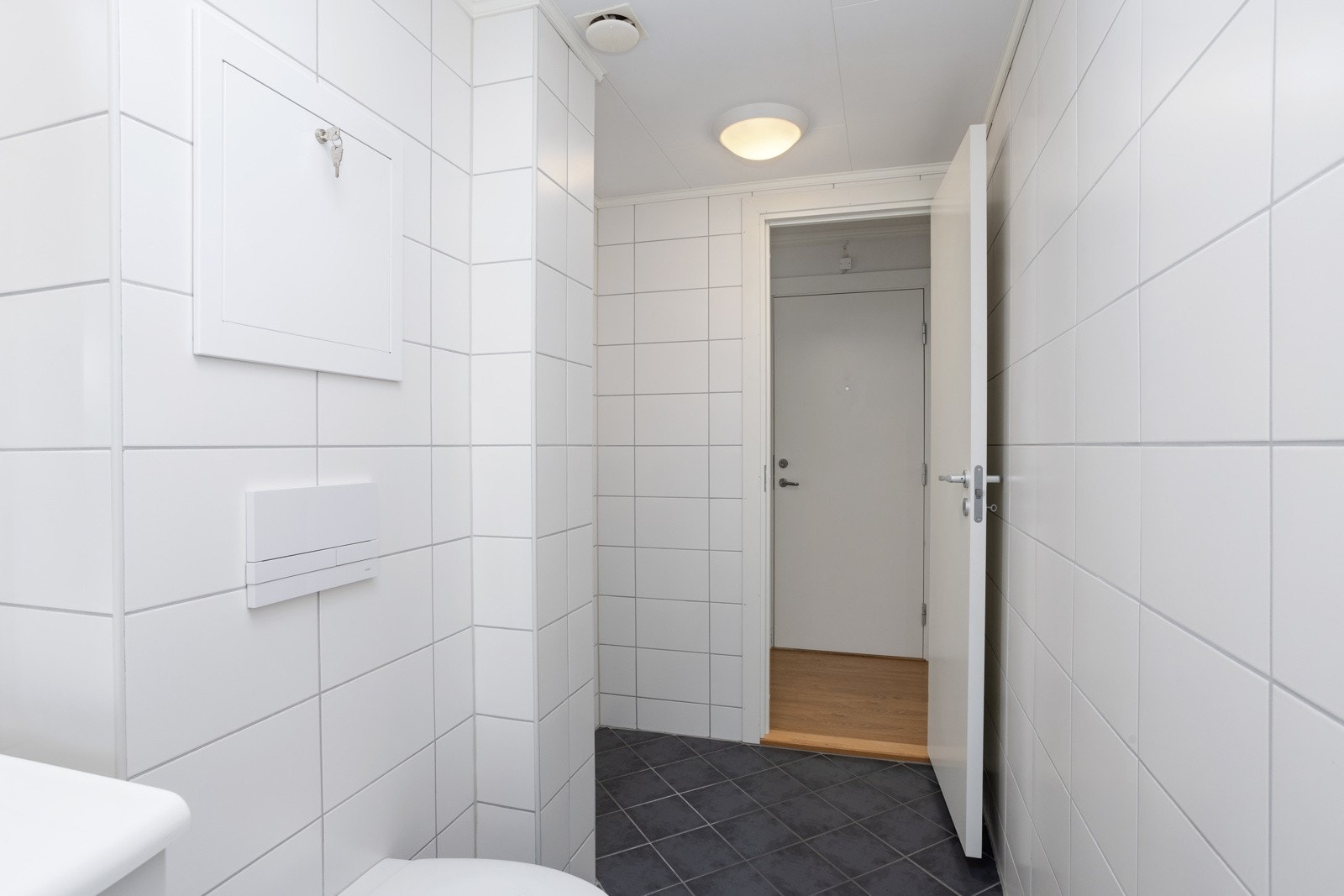 Avsatt plass til vaskemaskin og tørketrommel i nisje ved døren. Galleribilde