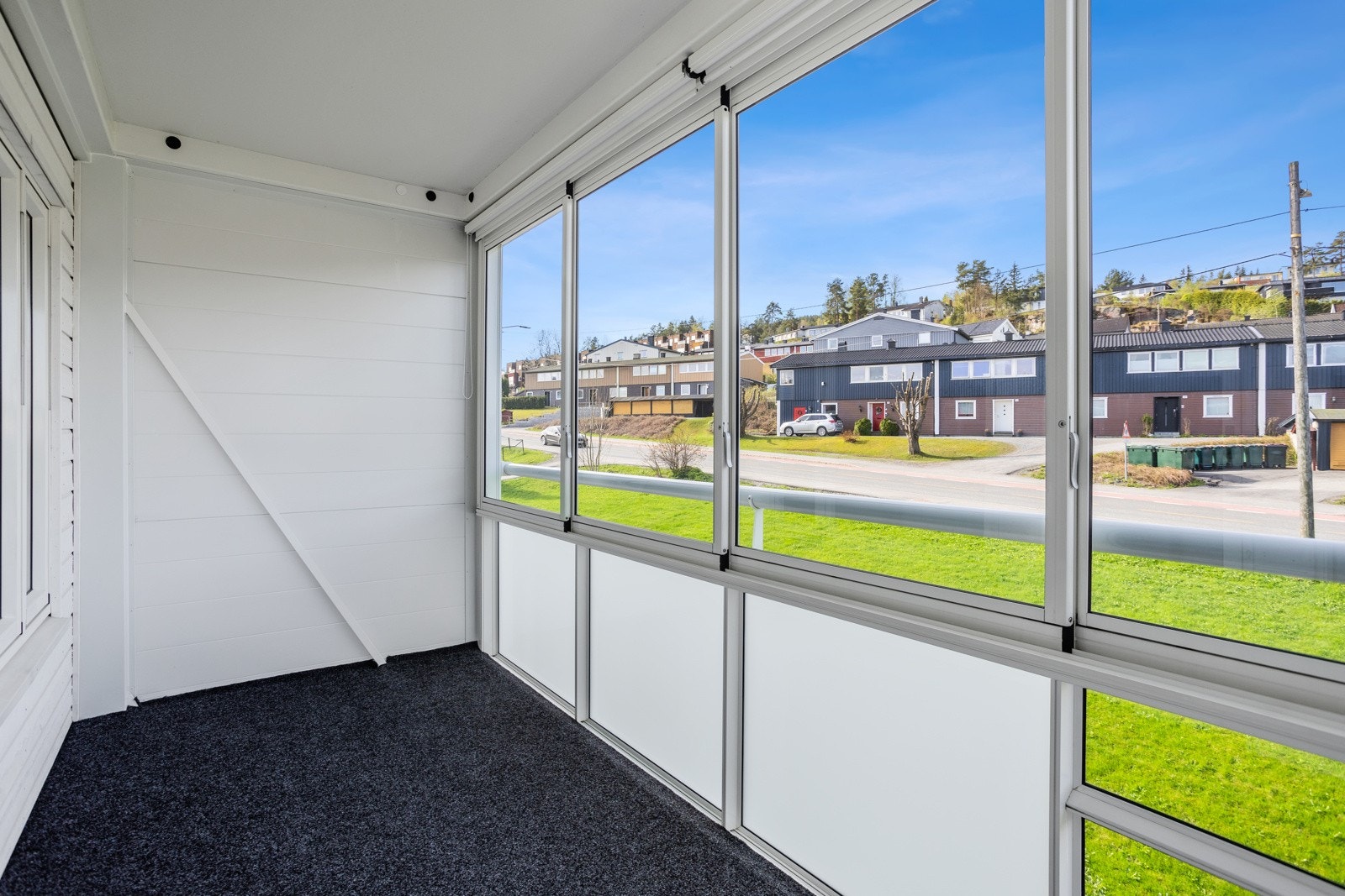 Fra stuen er det utgang til innglasset balkong. Glassene kan trekkes til siden. Galleribilde