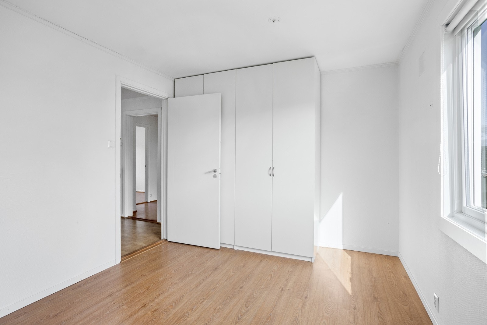 Det er plass til garderobeskap langs hele kortveggen. Galleribilde