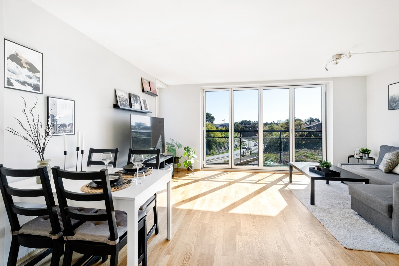 Her er plass til spisebord i tillegg til sofagruppe Galleribilde