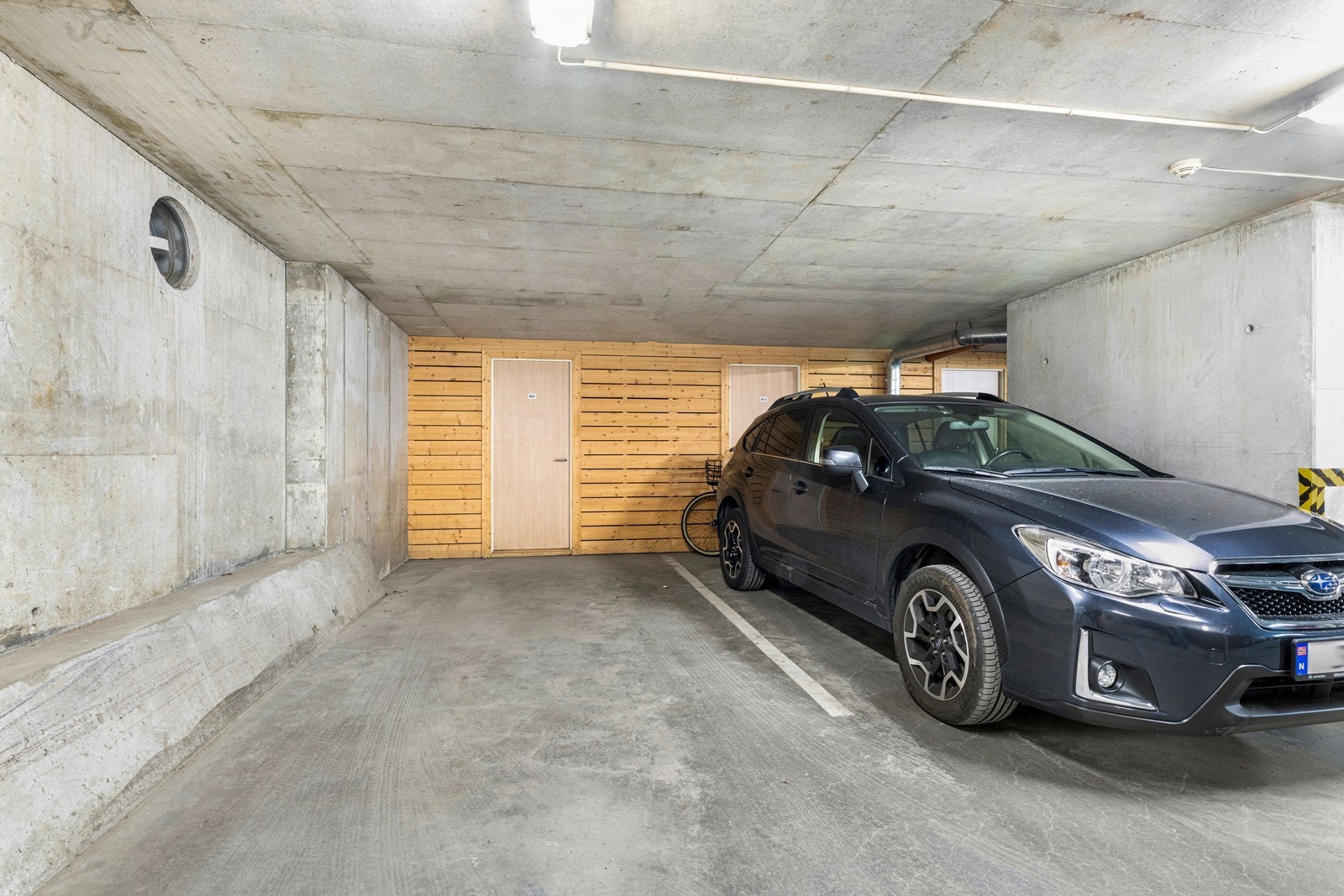 Garasjeplass i felles parkeringskjeller Galleribilde