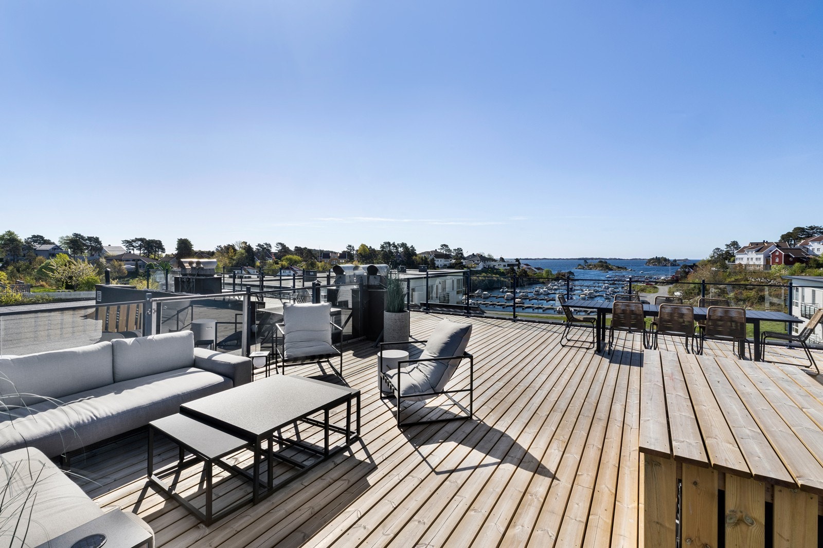 Felles takterrasse hvor en kan nyte solen og utsikten Galleribilde