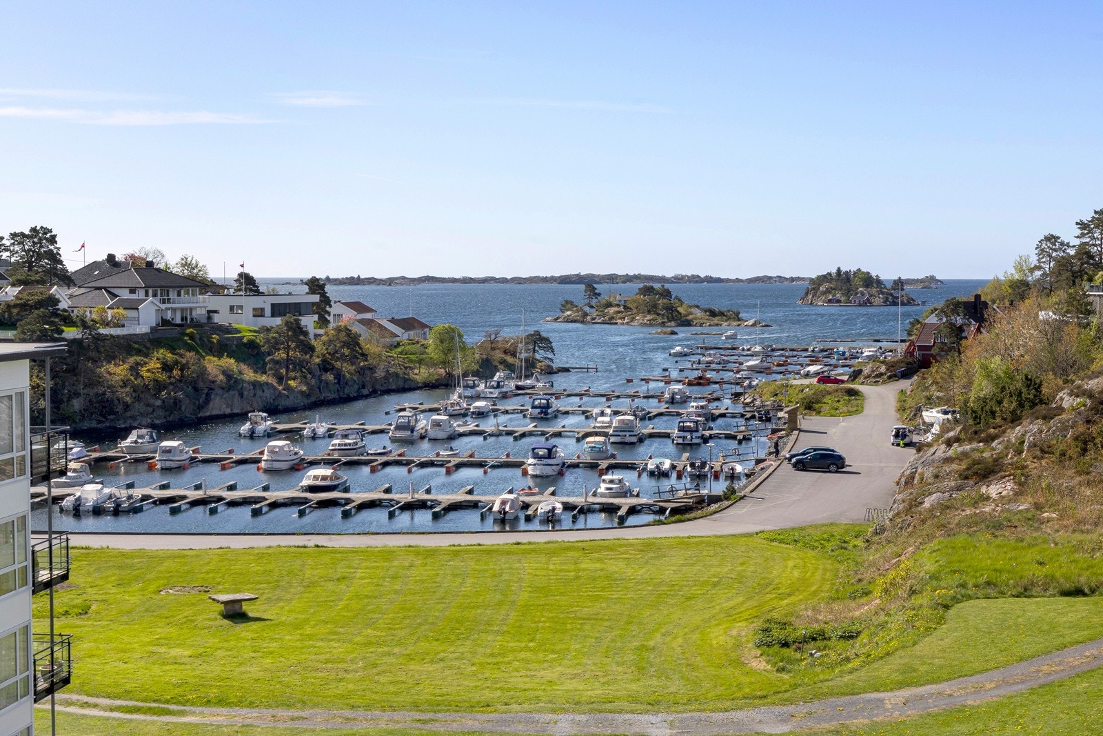 Båthavn og stor plen ved fellesområdene Galleribilde