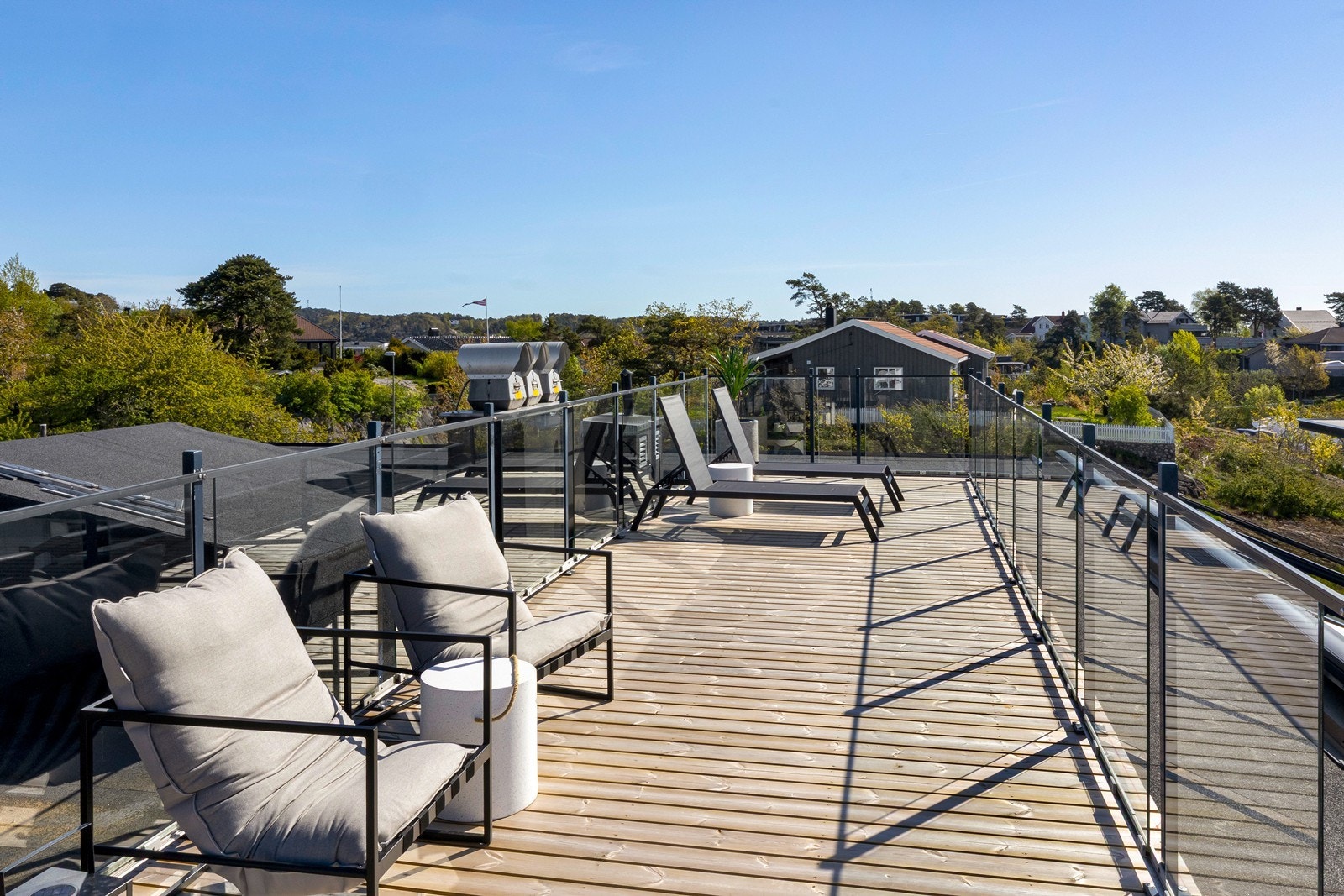 Flere soner hvor en kan nyte solen her på felles takterrasse Galleribilde