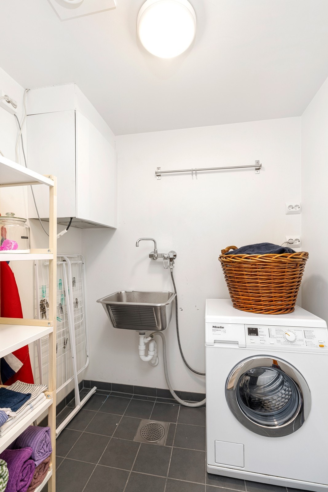 Plass til både vaskemaskin og tørketrommel her Galleribilde