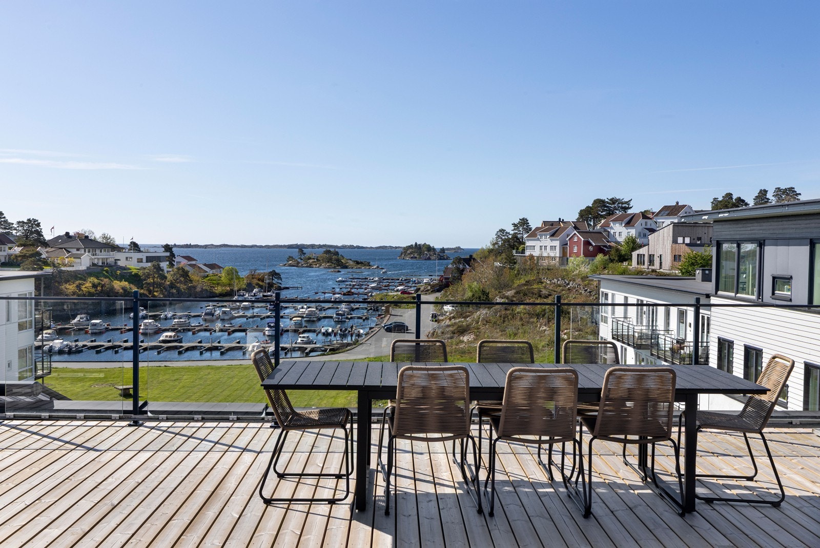 Her ser en mot Groosefjorden Galleribilde