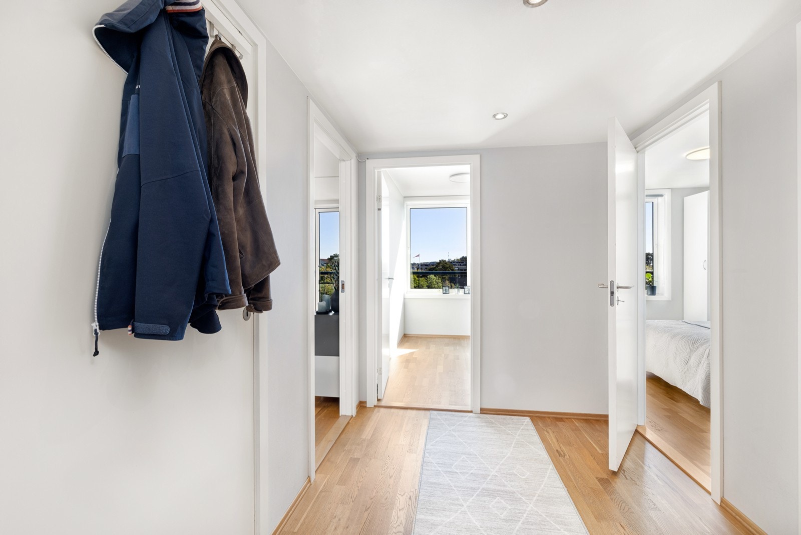 Gangen er lys og romslig Galleribilde