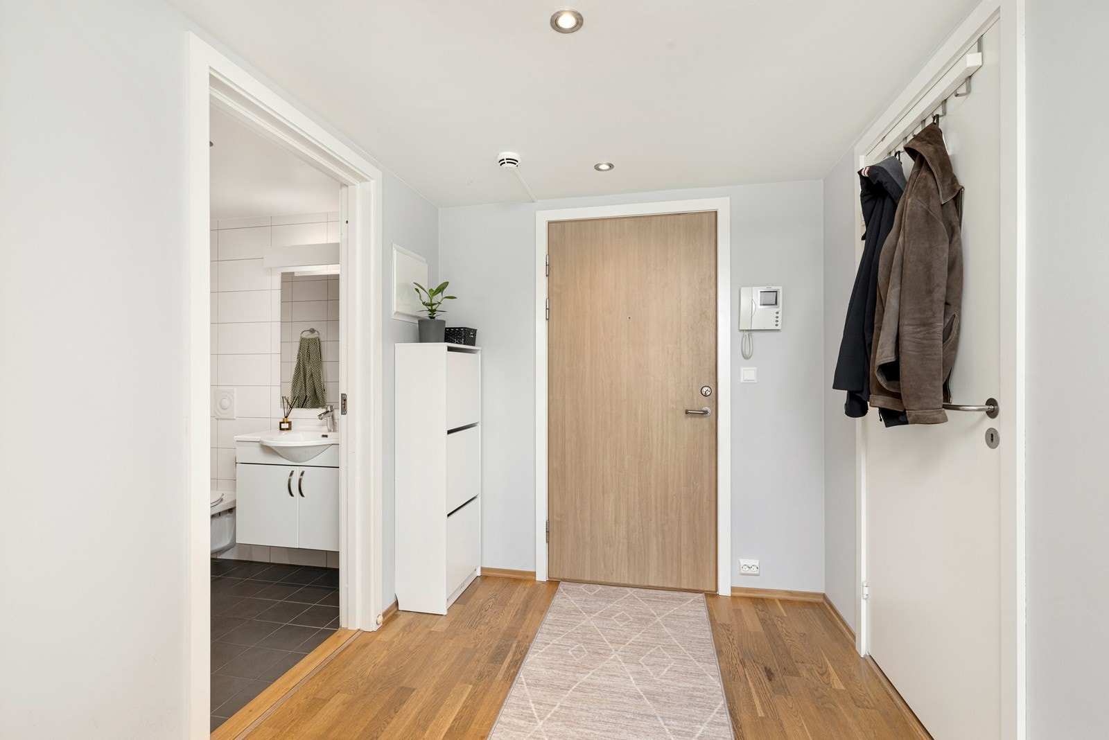 Velkommen inn i gang som fører til bad og soverom, her er plass til knaggrekke og skoskap Galleribilde