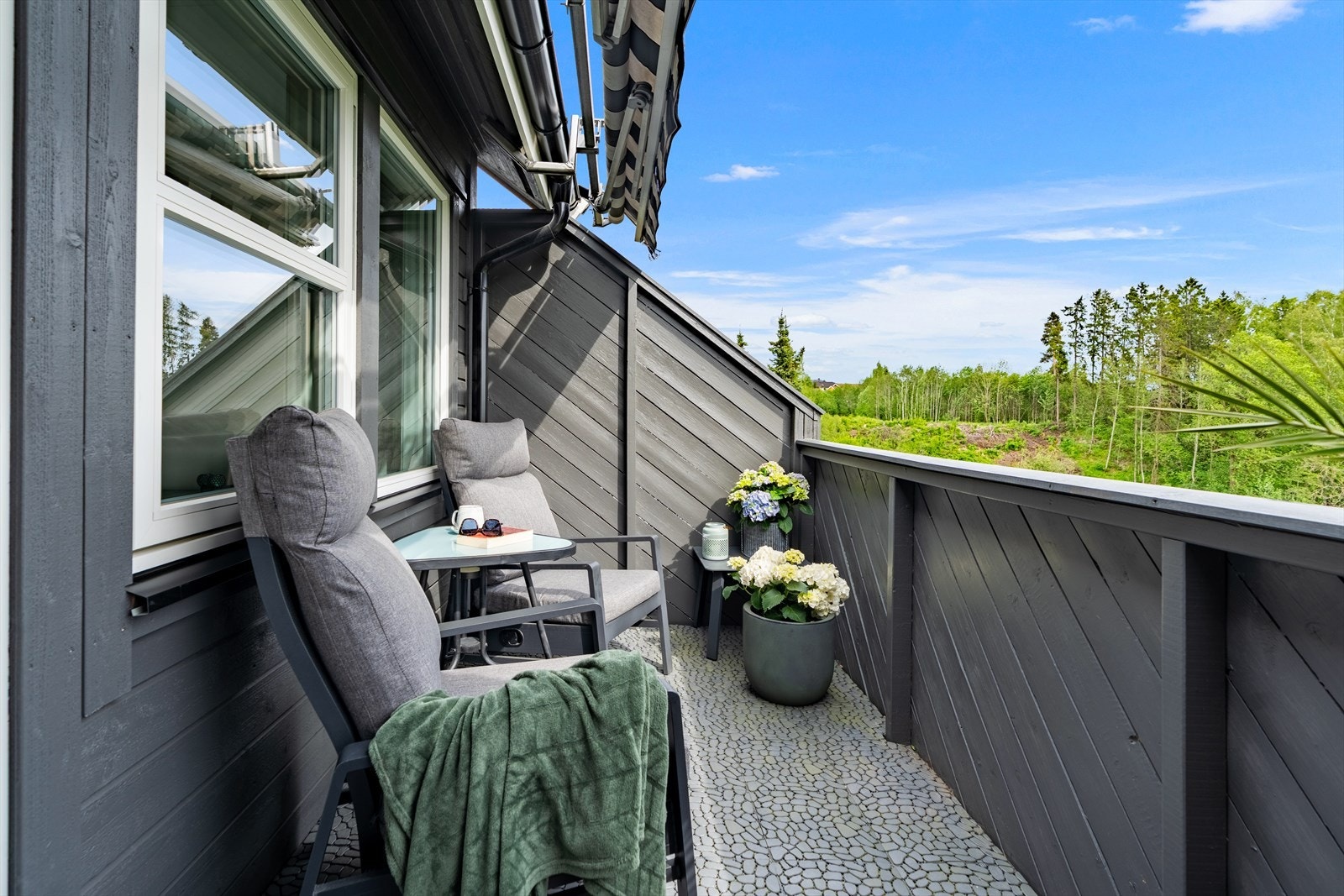 Fra stuen har du også utgang til en herlig balkong med flott utsikt. Galleribilde
