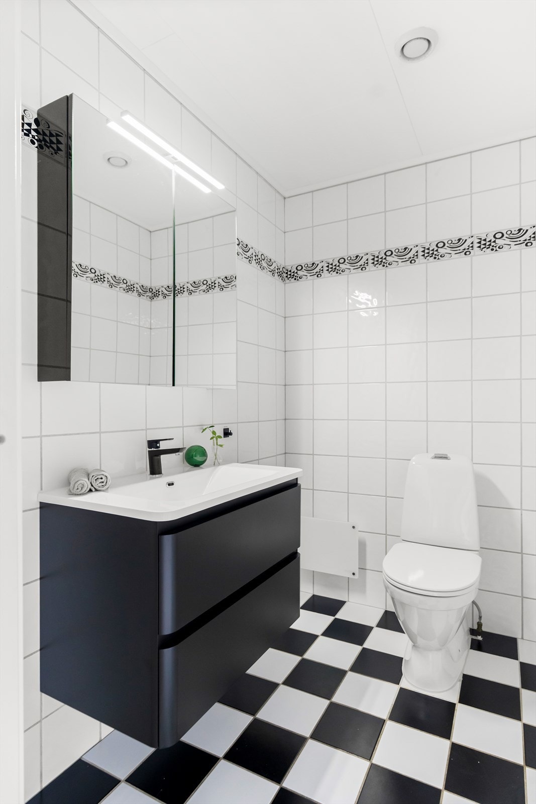Praktisk plassert WC i 1. etasje med klassiske, tidløse fliser i elegant sjakkmønster. Galleribilde