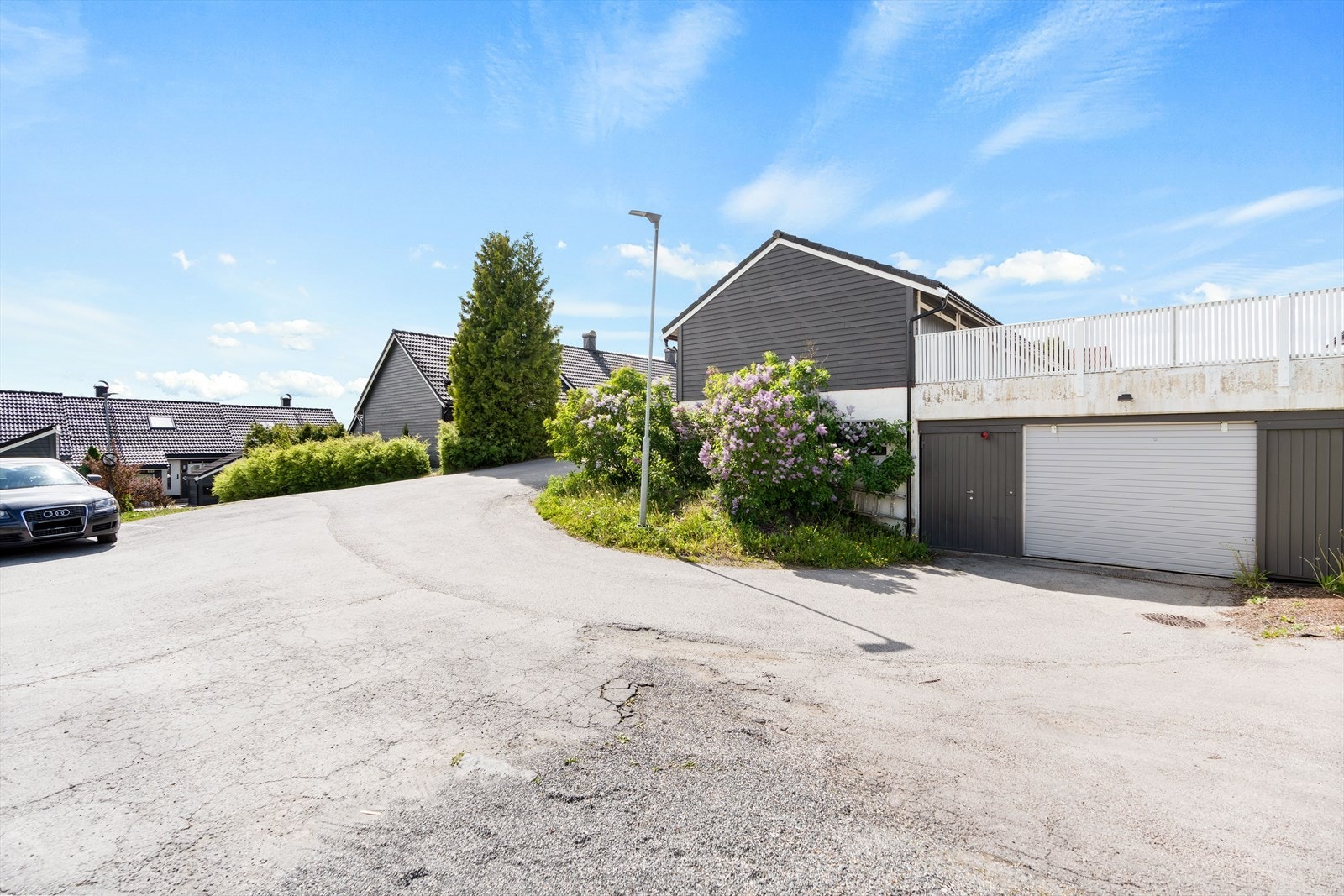 Parkering i felles garasje. Det er opplegg til elbillader på parkeringsplass. Det er stor felles gjesteparkering. Galleribilde