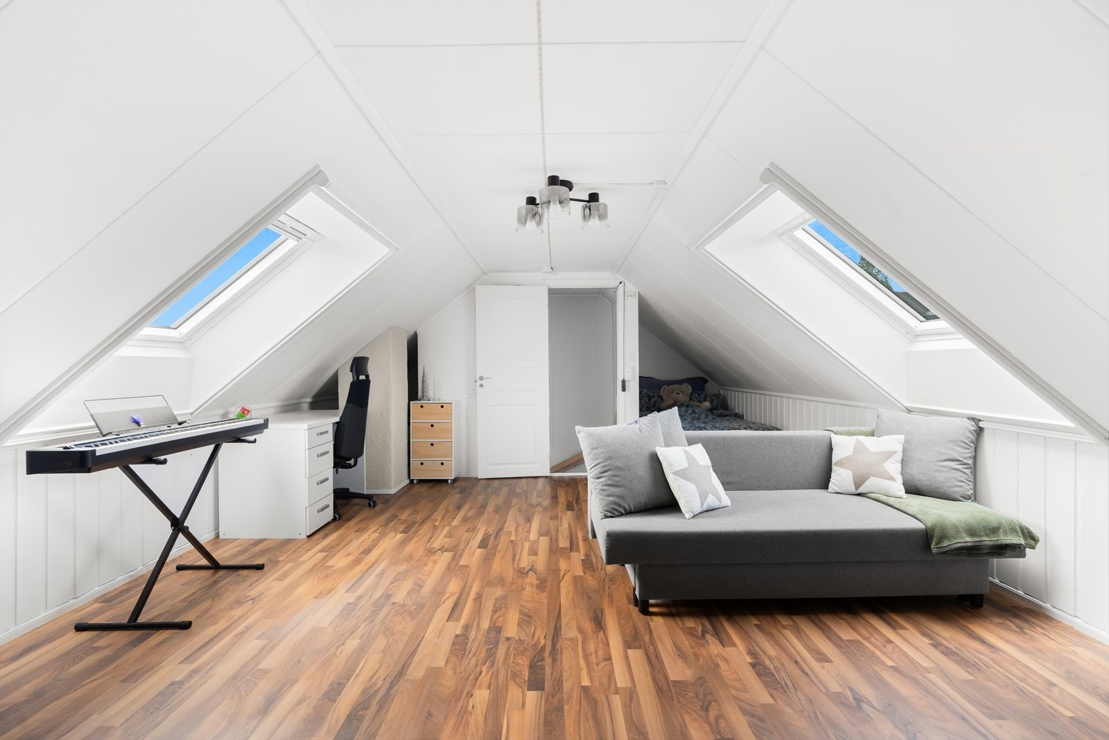 Rommet passer perfekt som TV-stue, kontor, lekerom eller som hos dagens eier: et ekstra soverom. Galleribilde