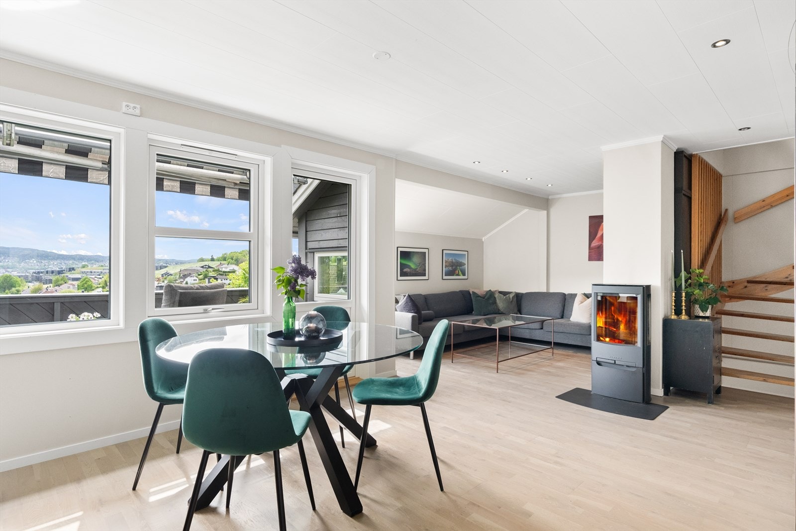Det er en god planløsning med en naturlig soneinndeling for både sofagruppe og spisestue. Galleribilde