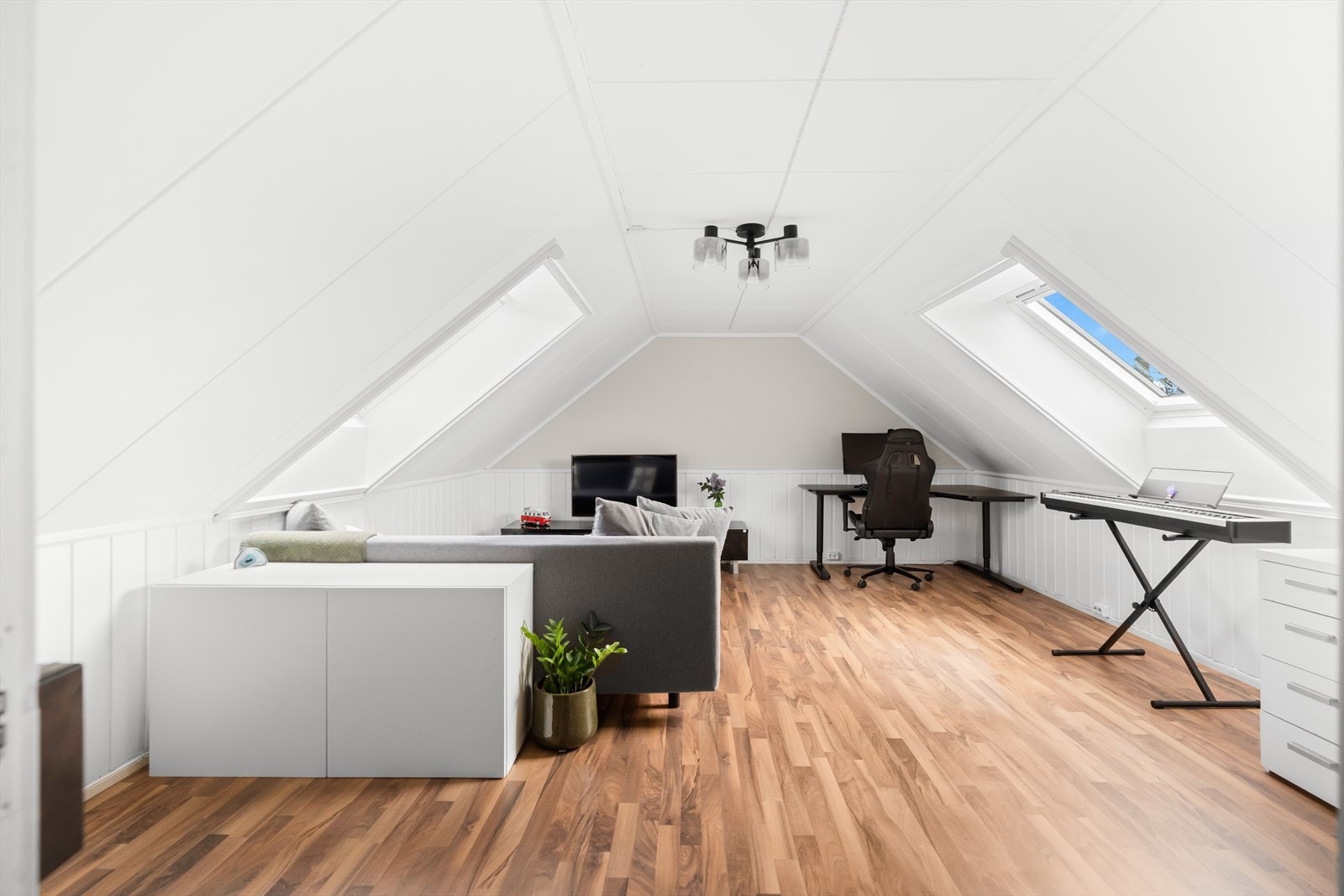 Tar du trappen opp, møter du en lys og koselig loftstue Galleribilde