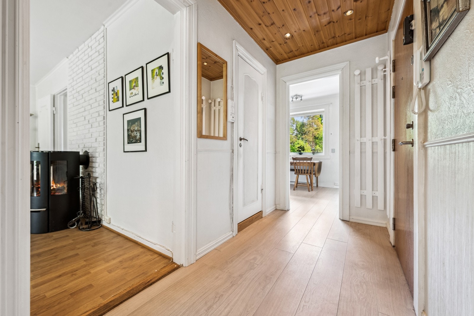 Romslig og praktisk entre med garderobeott med god plass til yttertøy, sko, støvsuger mm. Galleribilde