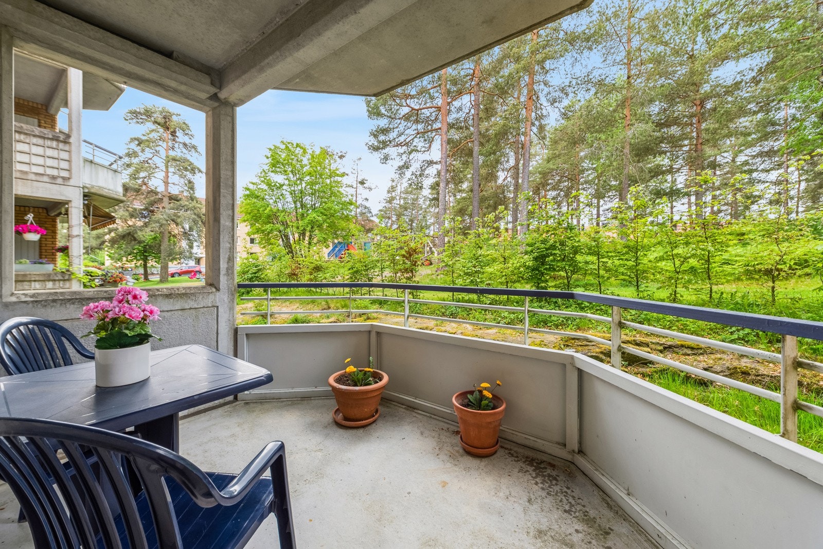 Velkommen til 3-roms i 1. etasje med god planløsning og vestvendt balkong. Galleribilde