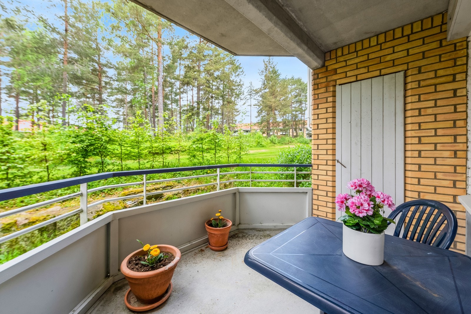 Vestvendt balkong med ettermiddags- og kveldssol. Galleribilde