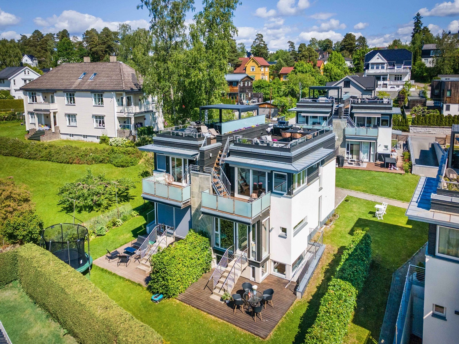 Vestvendt hage med markterrasse på 18 kvm Galleribilde