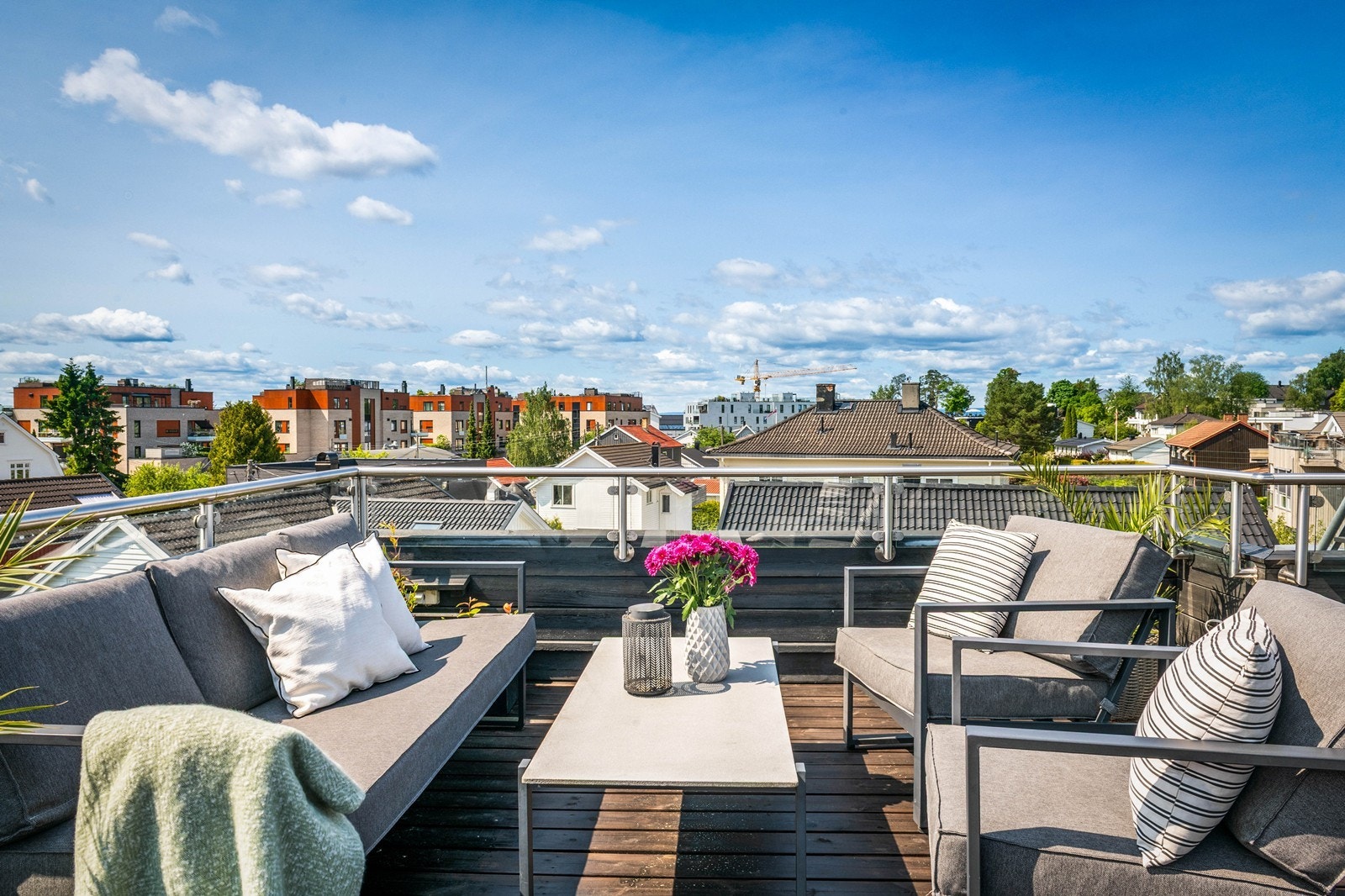 God plass til sittegrupper, lounge, solsenger og grill med mer Galleribilde