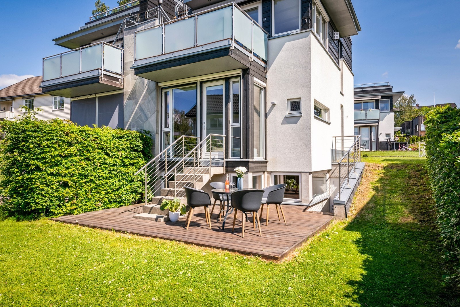 Strøken halvpart av vertikaldelt tomannsbolig fra 2008 med solrik takterrasse, balkong og skjermet hage. Galleribilde