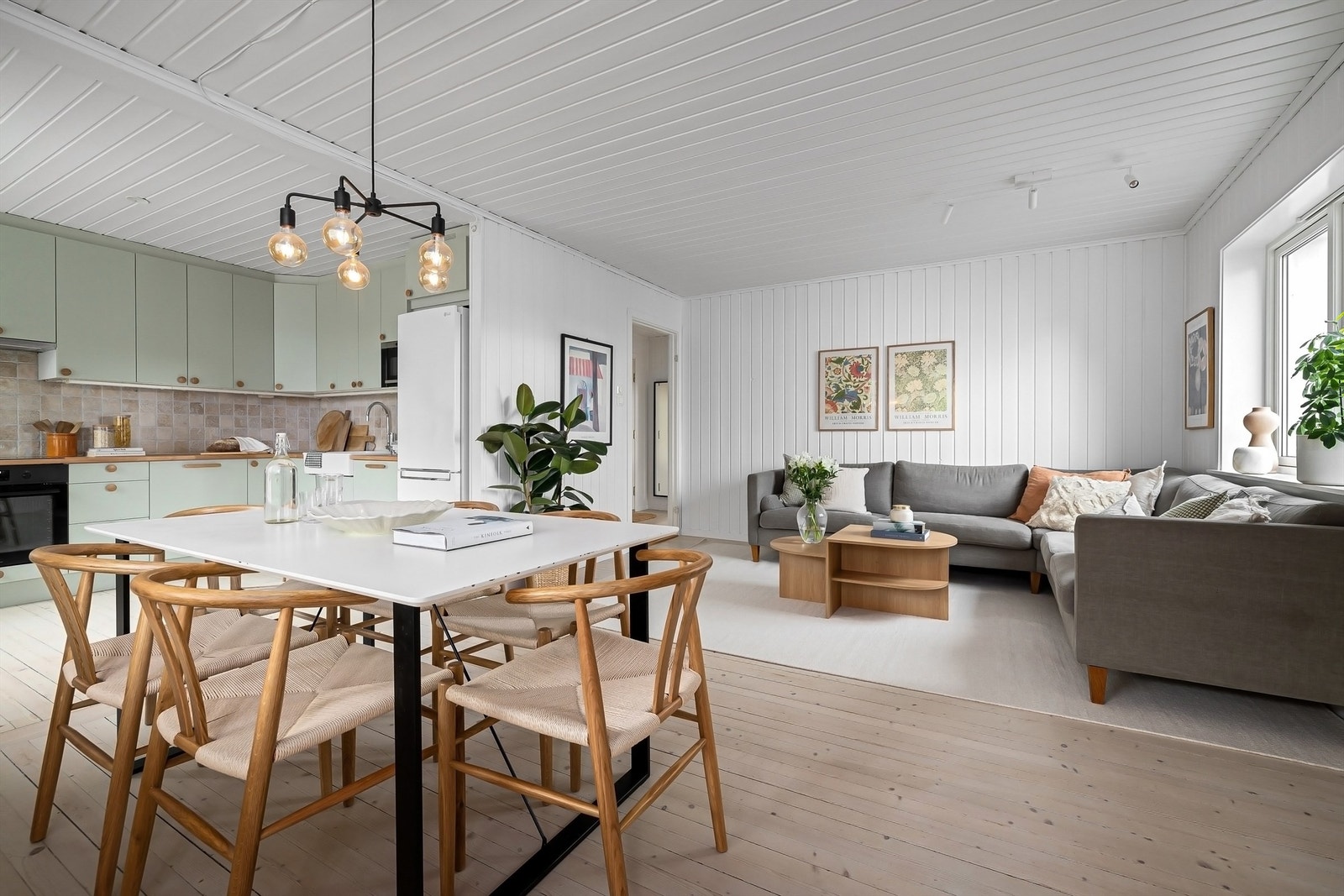 Dette er leiligheten for deg som ønsker å bo i en leilighet med rekkehusfølelse, her med egen garasje, vestvendt balkong, utgang til felles hage og lekeplass til barna! Galleribilde