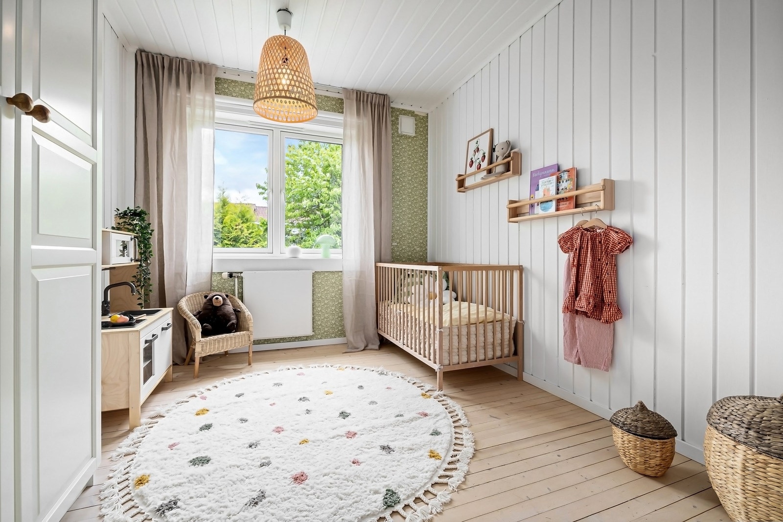 Gjennom store vindusflater kommer det godt med lys inn, uten sjenerende innsyn Galleribilde