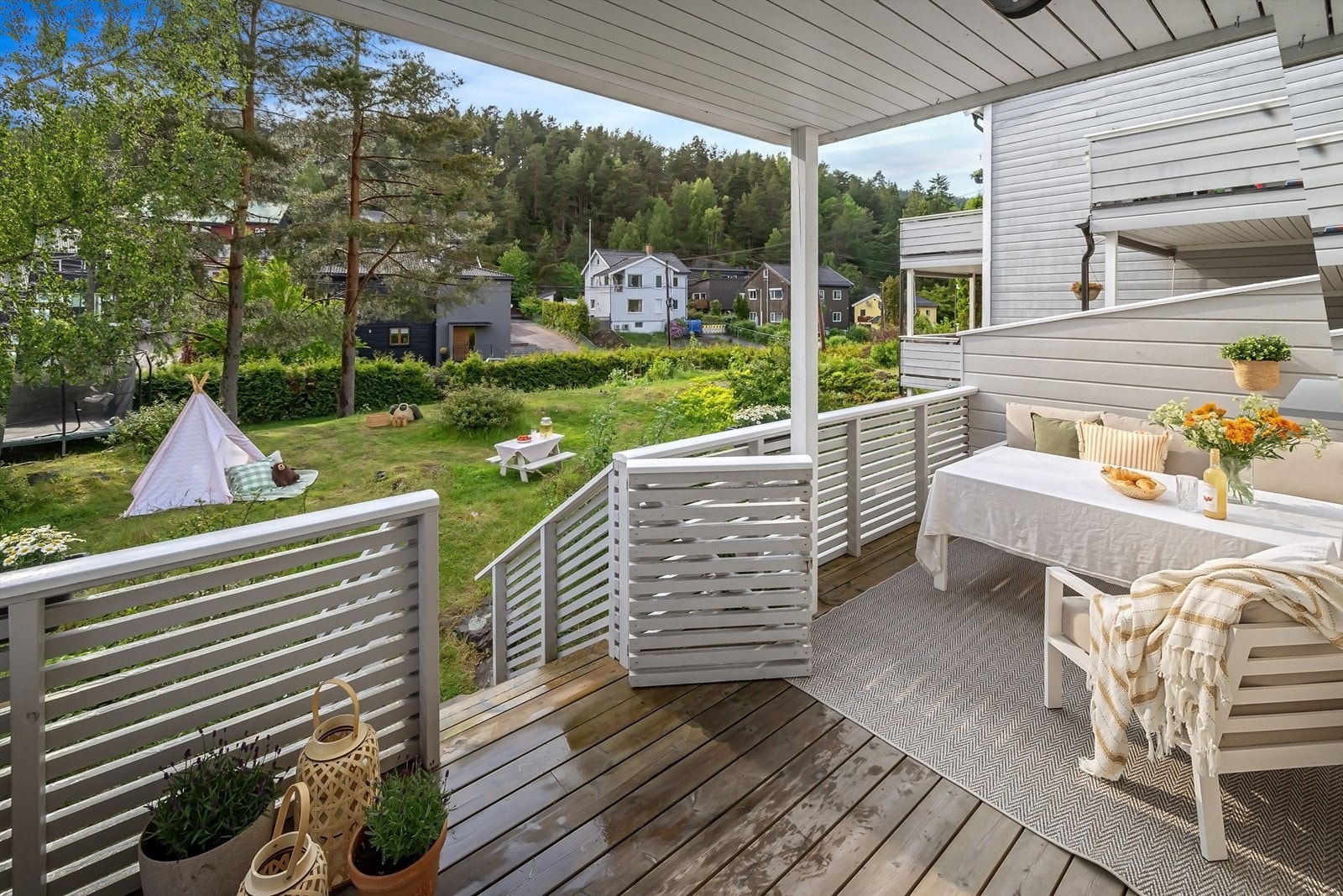 Fra stuen er det videre adkomst til romslig terrasse på hele 15 kvm Galleribilde